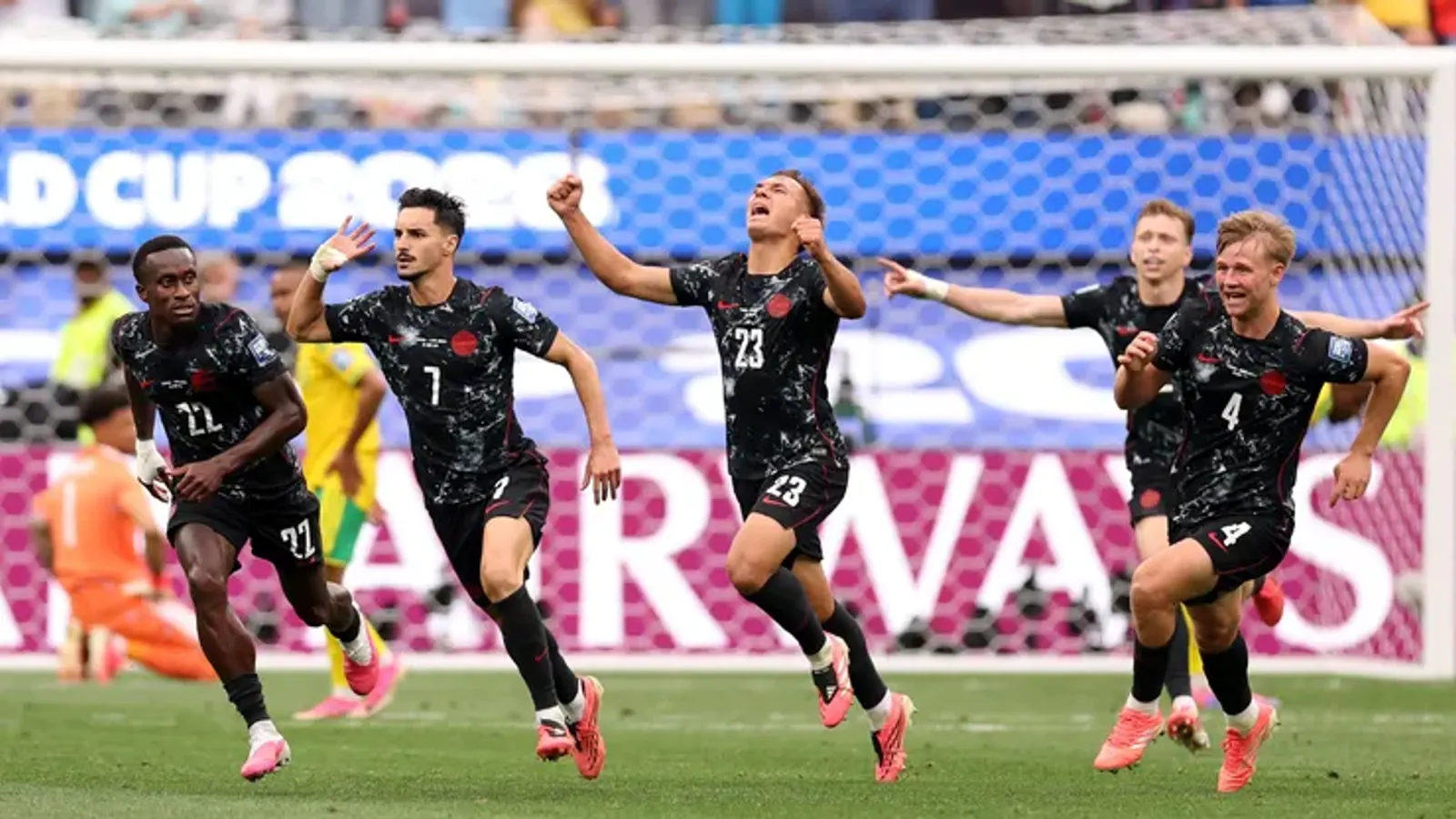 Eustáquio en el 87' y Canadá en octavos por primera vez en su historia